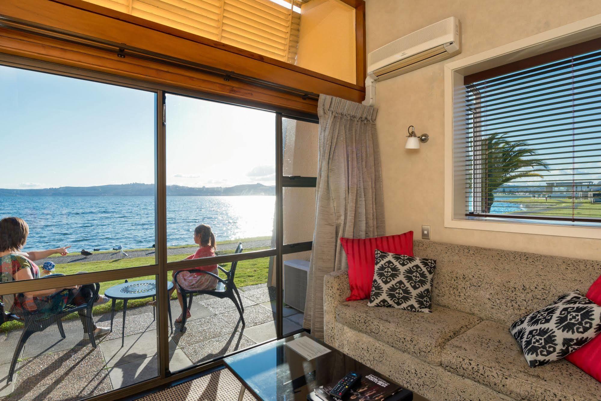 Oasis Beach Motel Taupo Exterior foto